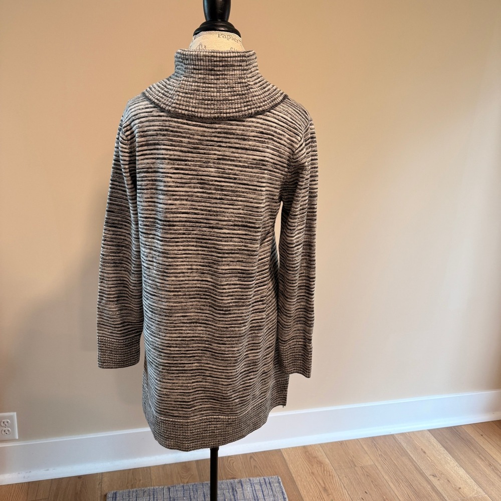 Eight Eight Eight Women's Black/White Turtle‎ Neck Sweater Size L - Picture 3 of 5